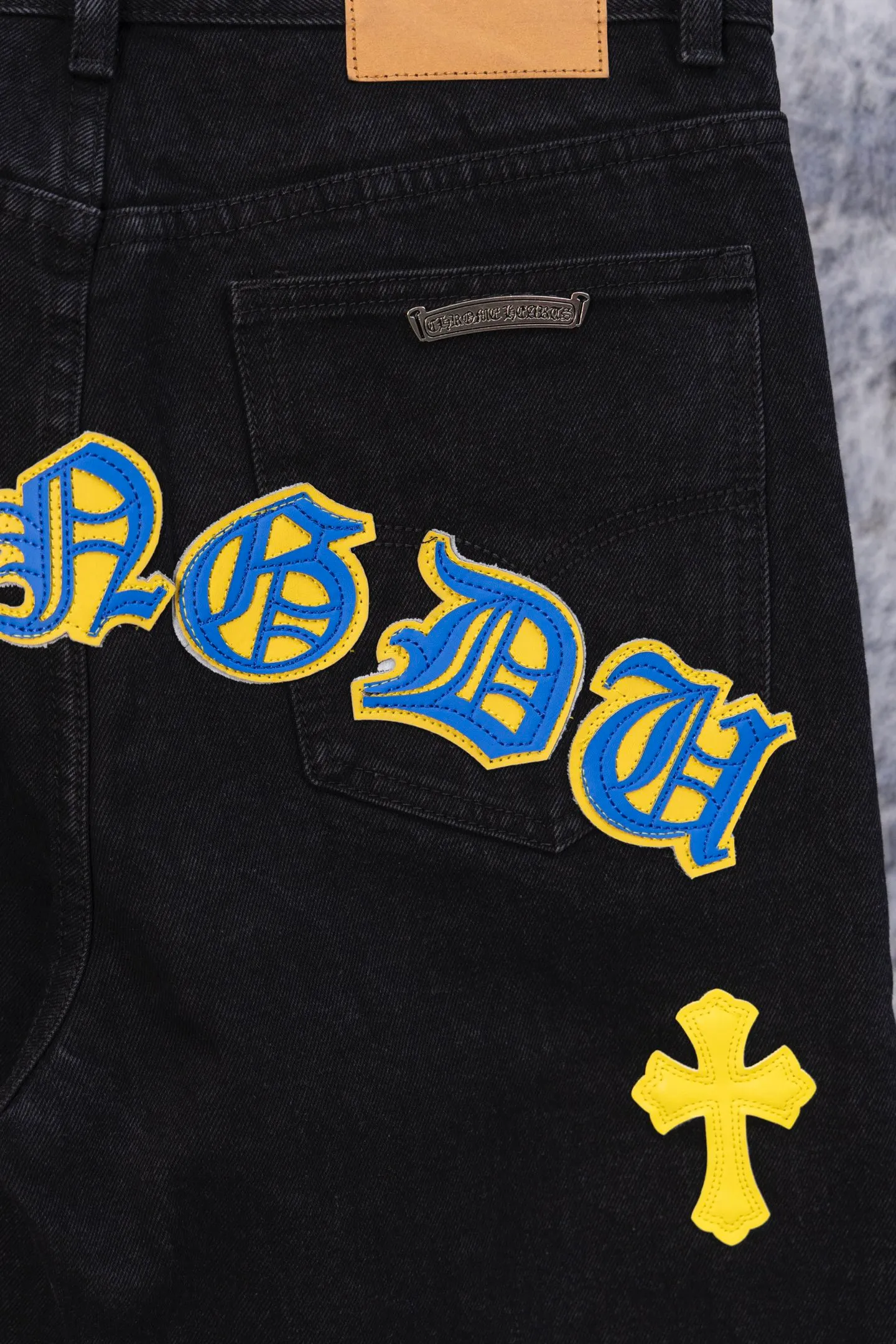 P240 CH Chromehearts limited edition yellow and blue cross patchwork leather black jeans, priced at 34W level, patchwork cross pattern embellishment, washed jeans! ! An absolutely high-end luxury product, a 1.9W-level god-level single product, a super popular product, made by top heavy industry, a magic weapon that cannot be missed! [About Zangyin] This is an extremely luxurious fashion brand that can also be called the aristocracy of the high street. It has always been an exclusive brand for some hipsters or rich second generations. Compared with ordinary high streets, it is more luxurious and noble. Compared with luxury brands, it is more fashionable and individual. It has always been a brand that I have a special liking for. [Top heavy industry fashion design] Consistently high-street luxury style. Speaking of this style, the Zangyin family and GU family are definitely the leading representative brands. Especially the Zangyin family has really achieved a state-of-the-art effect in creating high-street style. The unique washed material is used to create this style. The color system is already quite eye-catching. After it is decorated with patchwork cross flowers, it cleverly highlights the charm of the brand. Secondly, this style uses classic The high-waist cutting design highlights the long legs and fashionable temperament of the upper body. The brand is highly recognizable and the slim fit configuration is more suitable for daily wear. It is a product that interprets personality, fashion, and specifications at a glance. This single product is enough to make any fan excited. It can be a white T-shirt for a youthful college style, or a tight suspender for a royal style. It has strong matching ability and can be easily controlled by men.  [Materials and craftsmanship] Needless to say, this point goes without saying. As an excellent craftsman brand, Zangyin’s requirements for details and craftsmanship are really perfect. The washed color of this model has gone through so many processes, not to mention the embellishment of denim appliques. It is also purely hand-made and sewn. Just like what they believe in, only hand-made things have soul and have the meaning of wear. A top-notch heavy-duty fashionable denim item, I look forward to your perfect interpretation! !  Color: Black Size: 28-36